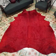 Se Vendo alfombra tapete original decorativa 100% piel de vaca (Roja) Regalo Original.  Cel. 52899345 - Img 45260972