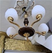 Bellísima lámpara de techo , bronce y madera - Img 45836735