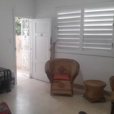 (500 usd x mes )tiempo indefinido ideal para negocio o vivienda ,apto cap en bajos ,27 y 10 VEDADO - Img 125181688