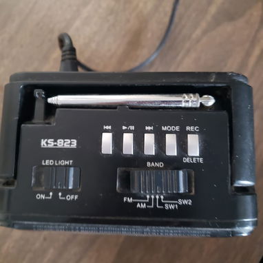 Radio FM, AM, con Bluetooth, USB,cable, linterna y 4 baterías de las grandes, de uso, pero funcionando en perfecto estad - Img 126171472