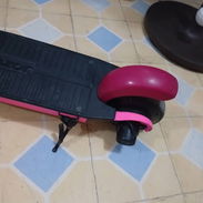 Patineta eléctrica 🛴 para niños como nueva con su cargador. 80 USD. wa.me/54298473. - Img 58181353