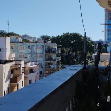 Apartamento en el Vedado, 5 cuartos, 2 bannos 30000 USD, WhatsApp +1-786-406-2660 - Img 102650616
