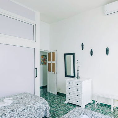 🏠 Apartamento De Renta Con Vista Al Mar, Vedado. 💡 Tiene respaldo energético. 📱 Reserve: +5355149761 - 5/10