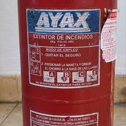 EXTINTOR DE INCENDIOS PORTATIL RECARGABLE DE POLVO QUIMICO DE 9 Kg - Img 52943901
