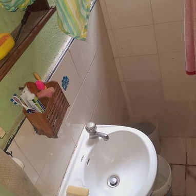 🏛*111-Apto en venta en el Vedado [ en Interior ]*  ⚠️*OJOOOO* *NUNCA SE VA LA LUZ*⚠️  😎*Consta de 2/4,sala,comedor,coc - Img 122990317