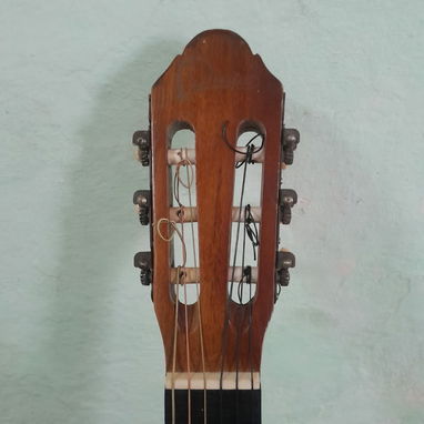 Se vende guitarra clásica con 2 juegos de cuerdas de respuesto - Img 124889290