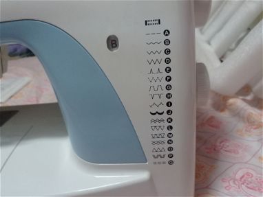 Se vende máquina de coser Singer eléctrica por 120USD - Img 66056989