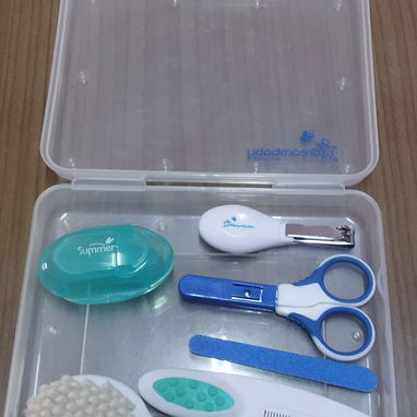 Vendo pomos con sus teteras, teteras, termómetros digitales y set de cepillo, peine y corta uñas para bebés - Img 118042480