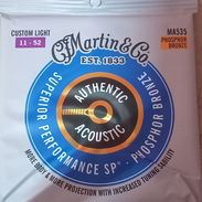 Martin Auténticas cuerdas de guitarra acústica, luz personalizada de rendimiento superior 11-52. - Img 57021157