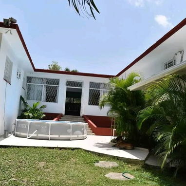 Casa independiente en Siboney con amplio patio, garaje para varios autos, 4 cuartos 3 baños - 8/10