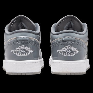 (X)  Zapatillas Air Jordan 1 Low en tonos grises con acabado brillante  $84.00 - 4/7
