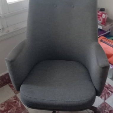 Vendo juego de mesa escritorio medidas: largo 1,10 cm, ancho 57 cm , altura 73 cmpara oficina con una butaca y 2 sillas. - 4/5