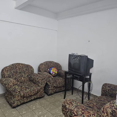 🏡Casa ofertando🔖  📍Ubicación: Cerro, Interior primer apartamento   🔥Consta con...🔥 ✔️Portal ✔️Sala-Comedor ✔️Cocina - 4/9