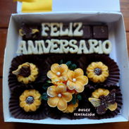 Cajita de bombones en forma de girasol más tableta con mensaje. - Img 58069554