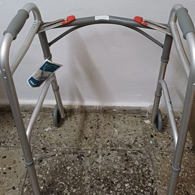Andador con ruedas y bastón nuevos - Img 122165884