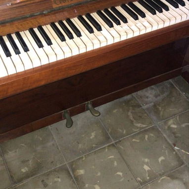 🎹 PIANO VERTICAL GORS AND KALLMAN – OPORTUNIDAD 🎹 Se vende hermoso Piano vertical Gors and Kallman, ideal para estudia - Img 110392746
