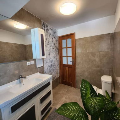 ✨¡ Alquiler de lujosa casa!🏡 Diseño moderno y perfecta para relajarse Ubicada en el barrio residencial de Santa  Fé - Img 71566280