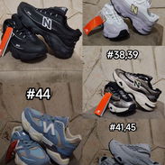 Tenis de hombre y de mujer - Img 55787666
