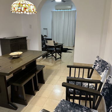 SE VENDE POR EL DUEÑO bello apartamento en Vedado ,  25 y J - Img 108274734