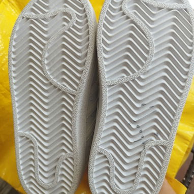 En venta un par de zapatos blancos marca Adidas para niño/niña - Img 112636749