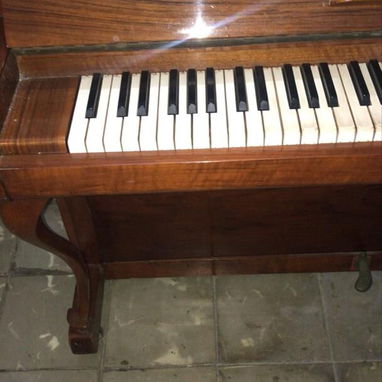 🎹 PIANO VERTICAL GORS AND KALLMAN – OPORTUNIDAD 🎹 Se vende hermoso Piano vertical Gors and Kallman, ideal para estudia - Img 110392751