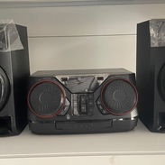 EQUIPO DE SONIDO LG 3300W 300W RMS 2 Puertos USB 110 / 220 V 50/ 60 Hz Bandeja para 1 CD 80 dB Bluetooth 200 usd Un mes - Img 57709022