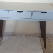 Mesa auxiliar con gavetas - Img 55965617