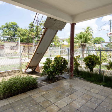 Se vende amplia casa de 3 habitaciones con garaje doble en La Habana,Reparto Martí (Cerro), cerca de Ciudad Deportiva . - Img 125833954
