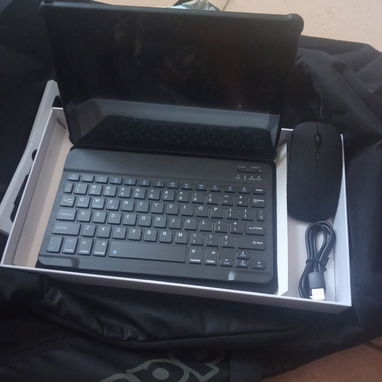 Tablet Android con teclado, mouse ,cargador y camara smart - Img 121852490
