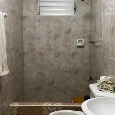 CASA INDEPENDIENTE CON GRAN GARAJE PARA NEGOCIO! Casino Deportivo de 2 cuartos !!! - Img 123100813