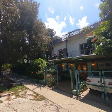 Buscas CASA + POSIBILIDAD DE NEGOCIO? Chequea esta propiedad en Nuevo Vedado - Img 119457010