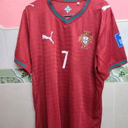Camiseta de Cristiano Ronaldo con Portugal vestuario oficial - Img 57352435