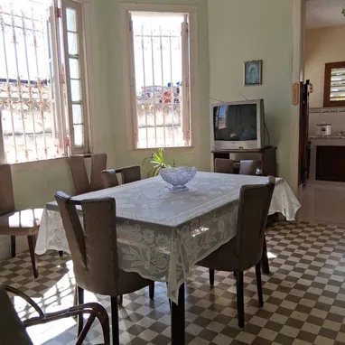 Vendo casa en 1er piso de biplanta en el Vedado, zona alta, 2 terrazas - 3/8