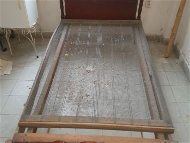 cama de madera antigua con bastidor - Img main-image-45984672