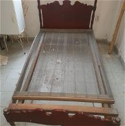 cama de madera antigua con bastidor - Img 45984672