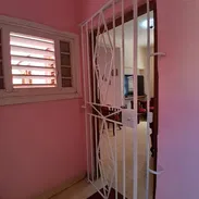 Se vende este casa en 50000usd con 2 anotaciones un baño, es en el Vedado la dirección es en 11 y 16 cerca d línea y 16 - Img 56289496