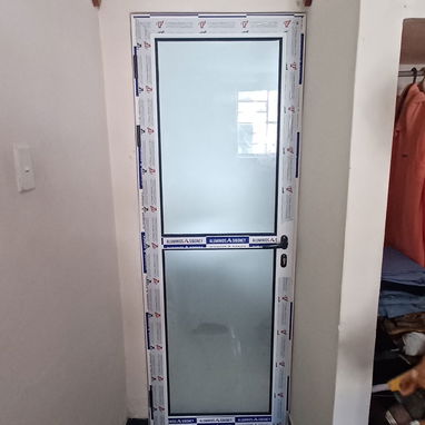 Carpinteria ,Marqueteria de aluminio, y cristal puertas ,ventanas , closet , Bajos de meseta ,paños fijos y más - 16/20