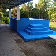 SE VENDE CASA CON PLACA LIBRE Y PISCINA EN ALTURAS DEL SEVILLANO LA CASA ESTÁ PEGADA POR UN LADO CON OTRA CASA - Img 55614177