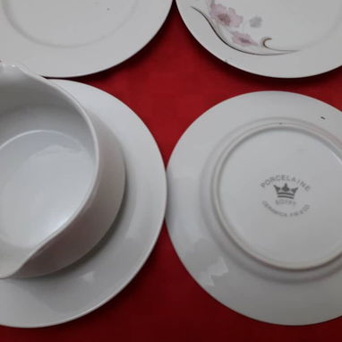 JUEGO DE 4 PLATOS Y TAZON DE PORCELANA - 2/2