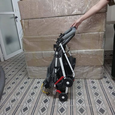 🚧 🍼 Cochecito de bebé – Precio: 50 USD Color: Negro ⚖️ Capacidad de peso Hasta 15–20 kg 🚧 - 4/5