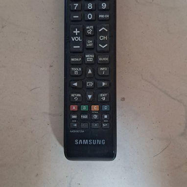 __TV Samsung de 32" de uso, con su base, y control remoto original. - 2/3