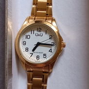 Vendo un reloj nuevo dorado de mujer - Img 56649292
