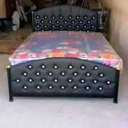 Cama tapizada de tubo con colchón y mesitas - Img 55814185