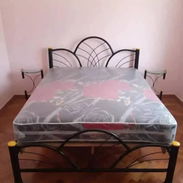 Me urge vender está cama,colchón +2 mesitas - Img 54866635