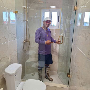 Elegir la mampara de ducha no es solo una decisión estética… es clave para la funcionalidad del baño. 🚿✨  Cada espacio - Img 122509115