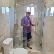 ✨ ¡LUJO QUE SE VE! ✨ Transforma tu hogar u oficina con cristales sin marco que deslumbren 👀 🚿 Duchas y puertas moder - Img 55603208