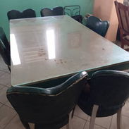 Mesa de comedor amplia de madera con cristal grueso encima - Img 55582621
