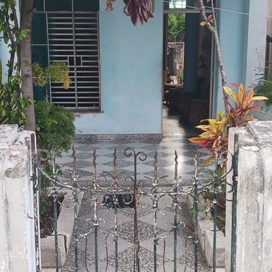 Se vende o se negocea por carro Casa colonial en la vivora detrás del cupet de 10 de octubre y acosta - 2/10