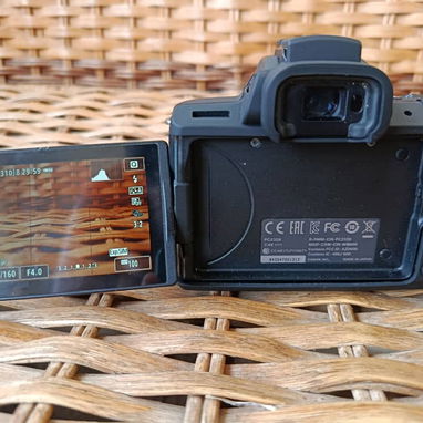 Cámara Canon M50 con lente kit, 24 megapíxeles, grabación en 4K, por un costo adicional la doy con bolso 250 USD 5475523 - 2/2