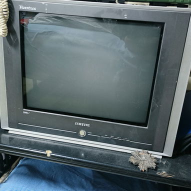 Televisor con cajita HD en muy buen estado,para mas información por WhatsApp o llamar. - 3/7